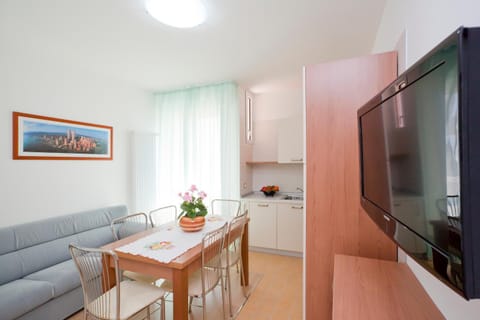 TV and multimedia, Kitchen or kitchenette, Living room, Dining area