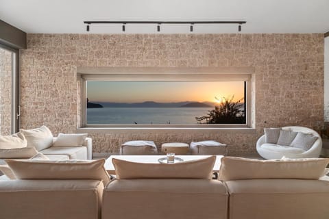 Communal lounge/ TV room, Natural landscape, Living room, Seating area, Sea view