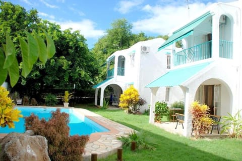 3 bedrooms house with shared pool enclosed garden and wifi at Flic en Flac House in Flic en Flac
