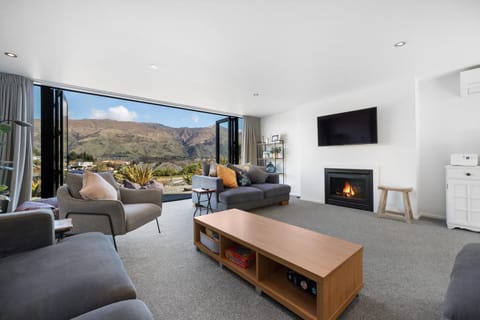 View (from property/room), Seating area, Mountain view, flat iron, internet