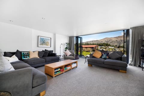 Communal lounge/ TV room, TV and multimedia, Living room, Seating area, Landmark view, Landmark view, Mountain view, Mountain view