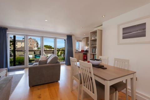 The Beach House & Porth Sands Apartments Condo in Newquay