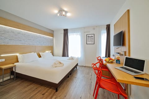 Bed, TV and multimedia, Photo of the whole room, Bedroom
