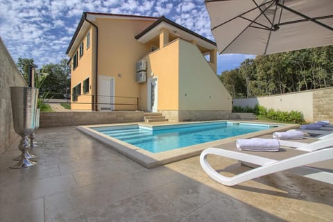 Complex of 2 villas Banjole-Mar with 2 private pools for up to 20 persons 200m from the beach Villa in Banjole