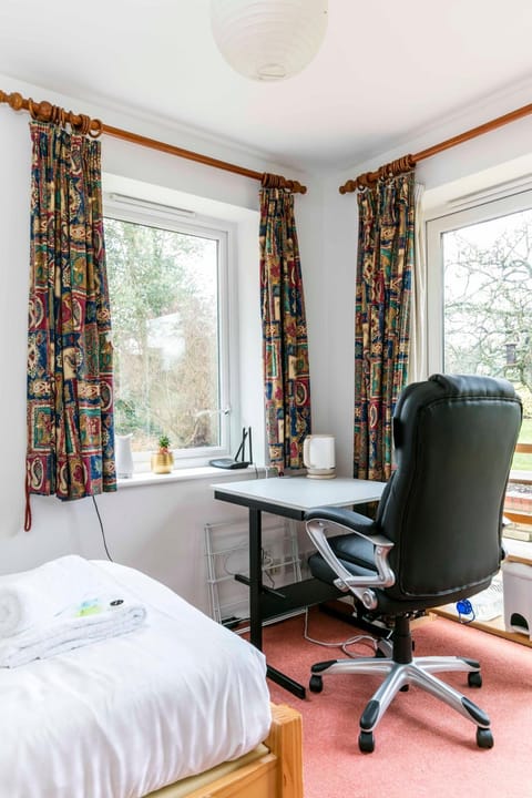 Pass the Keys Cosy & Bright Studio with Garden View Free Parking Apartment in Cambridge