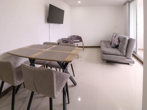 Communal lounge/ TV room, TV and multimedia, Seating area, Dining area