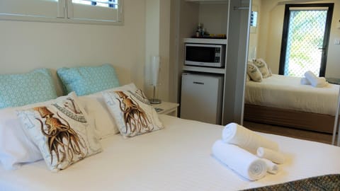 THE TIN SHED Couples accommodation at Bay of Fires Apartment in Binalong Bay