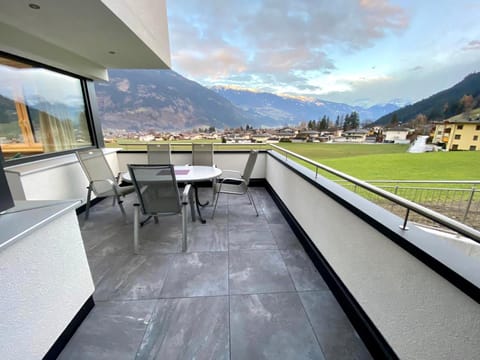 Balcony/Terrace, Mountain view