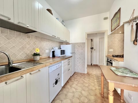 Kitchen or kitchenette, dishwasher, oven