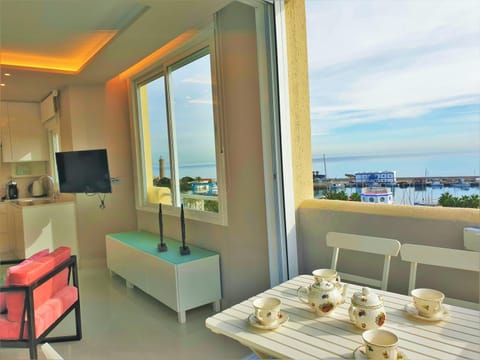 FABULOUS APARTMENT IN FRONT OF SEA & MARINA WITH INCREDIBLE VIEWS Apartamento in Estepona