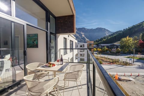 Balcony/Terrace, Mountain view