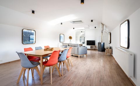 Living room, Dining area, Meals