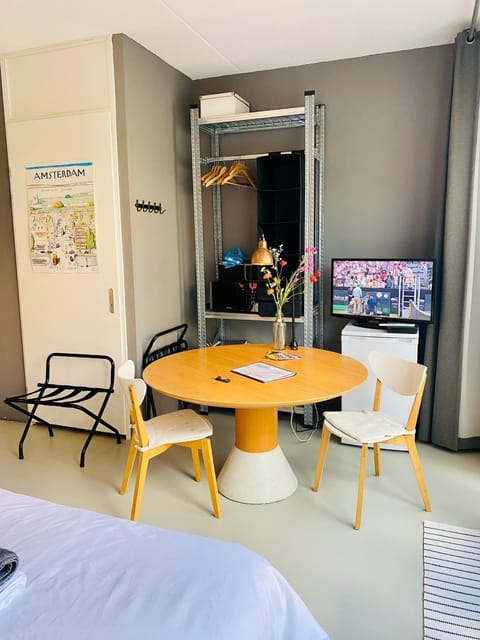 Private Studio with free car parking Bed and Breakfast in Amsterdam