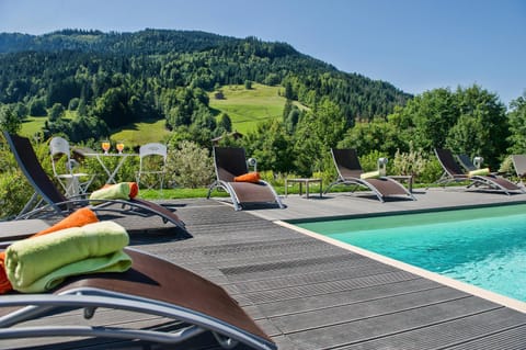 Hôtel-Chalet Les Ecureuils Jardin, Piscine & Sauna Etape Motos Garage Hotel in Le Grand-Bornand