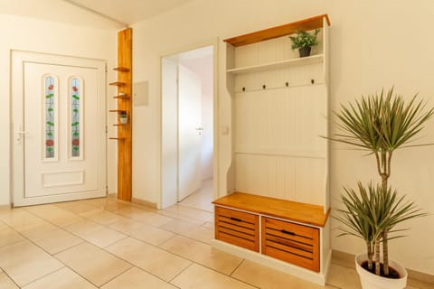 Facade/entrance, wardrobe