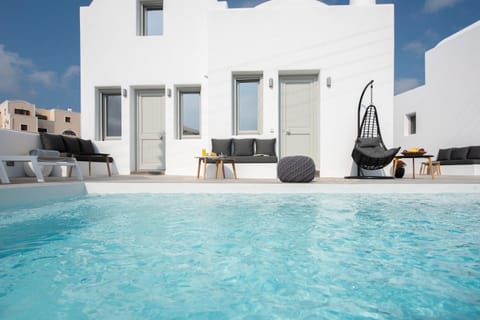 Property building, Day, Pool view, Swimming pool, sunbed