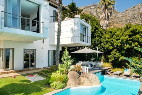 Property building, Garden, Balcony/Terrace, Mountain view, Swimming pool, Swimming pool, sunbed