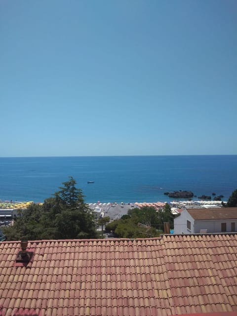 This apartment has a terrace and sea views. Appartement in Scalea