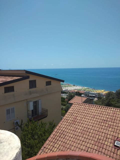 This apartment has a terrace and sea views. Appartement in Scalea