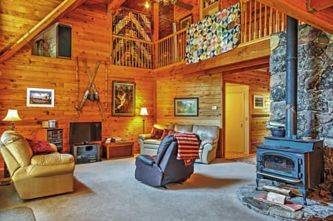 Shaver Lake Cabin with Hot Tub, Deck and Trail Access! Casa in Shaver Lake