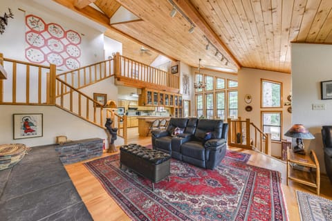 Cloudcroft Mtn Home with Patio, Walk to Golf Course! Haus in Cloudcroft