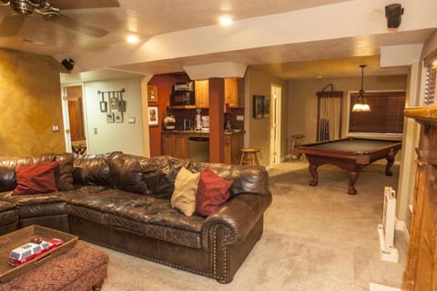 Incredible Sandy Home with Large Deck, Mins to Skiing Casa in Cottonwood Heights