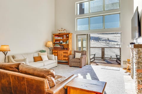 Ski-InandSki-Out Granby Penthouse with Mountain Views! Copropriété in Granby