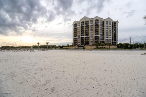 Sleek Gulfport Condo with Ocean Views and Pool Access! Copropriété in Gulfport