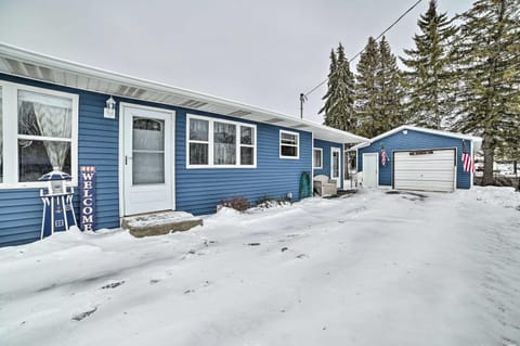 Cozy Houghton Lake Heights Cottage with Private Yard Maison in Houghton Lake