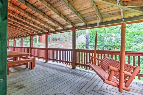 Smoky Mountain Cabin with Hot Tub and Outdoor Kitchen Casa in Pigeon Forge