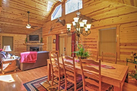 Smoky Mountain Cabin with Hot Tub and Outdoor Kitchen House in Pigeon Forge