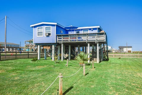Vibrant Beach Escape with Yard 1 Mi to Fish and Swim! Haus in Surfside Beach
