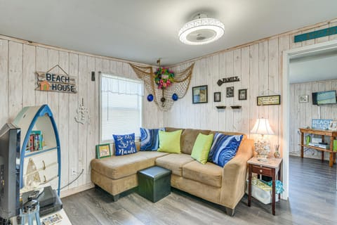 Vibrant Beach Escape with Yard 1 Mi to Fish and Swim! Maison in Surfside Beach