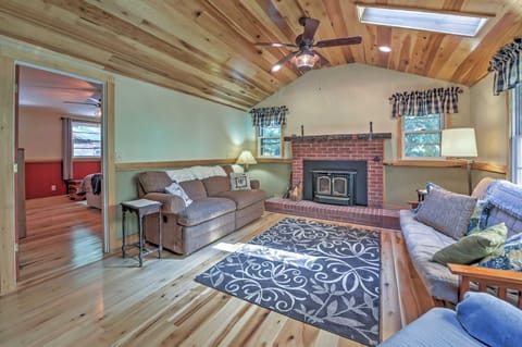 Rustic Asheville Cabin 20 Acres with Swimming Pond! Maison in Asheville