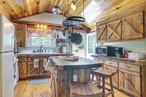 20-Acre Cabin with Pond 5 Mi to Biltmore Estate! Cabin in Asheville