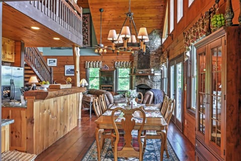 Secluded Morganton Cabin with Wooded Views and Hot Tub Haus in Union County