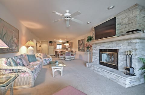 Tranquil Osage Beach Condo with Waterfront Decks! Copropriété in Osage Beach