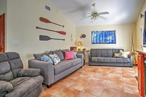 Port Isabel Cottage Less Than 5 Mi to South Padre Island! Casa in Port Isabel