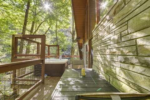 Cabin with Hot Tub 2 Mi to Downtown Gatlinburg! Cabin in Gatlinburg