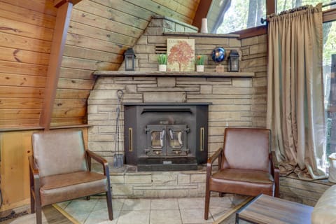 Cabin with Hot Tub 2 Mi to Downtown Gatlinburg! Cabin in Gatlinburg