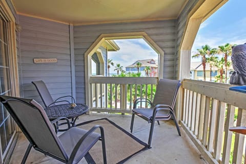 Colorful Galveston Retreat Steps from Beach and Pool Eigentumswohnung in Galveston Island
