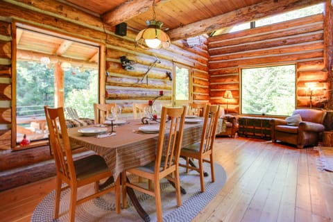 Cozy Easton Cabin with Wenatchee Natl Forest Views! Casa in Easton