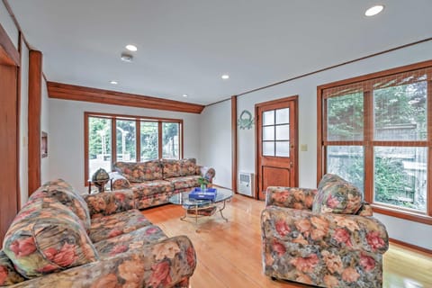 Charming Hyannis Home with Deck, 0 2 Mi to the Beach Haus in Hyannis