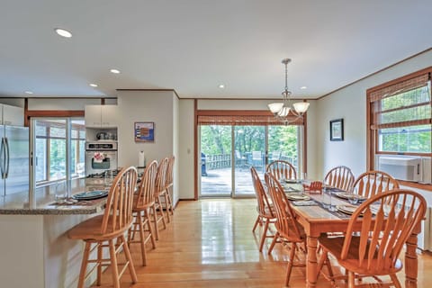 Charming Hyannis Home with Deck, 0 2 Mi to the Beach Casa in Hyannis