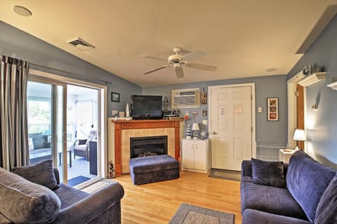 Wells Beach Cottage with Pool Access - 1 Mi to Coast Haus in Wells
