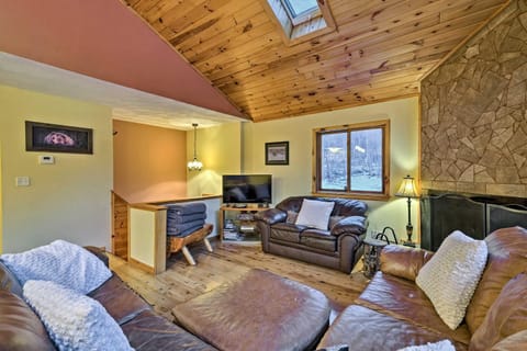 Jewett Cabin with Viewing Deck - 10 Mins to Skiing! House in Capital District, NY, USA