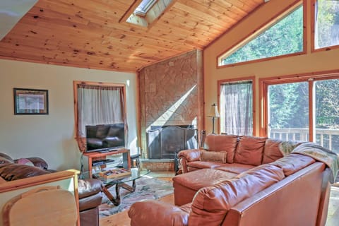 Jewett Cabin with Viewing Deck - 10 Mins to Skiing! House in Capital District, NY, USA