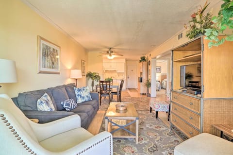 Isle of Palms Condo with Pool Access Walk to Beach! Copropriété in Isle of Palms