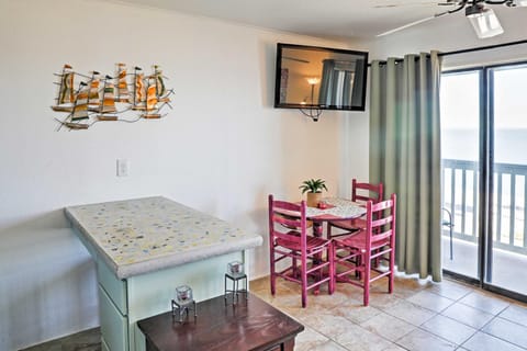 Surfside Sandcastle Suite with Balcony and 2 Pools! Condo in Corpus Christi