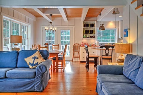 Beautiful Sandy Point Getaway with Wraparound Deck! Haus in Sandy Point
